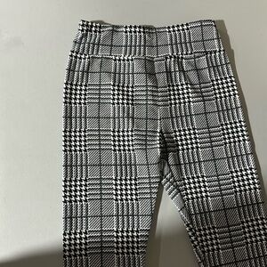 Houndstooth capri leggings